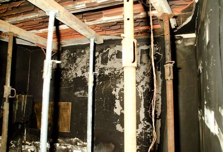 Incendio da corto circuito di un elettrodomestico: foto del sopralluogo