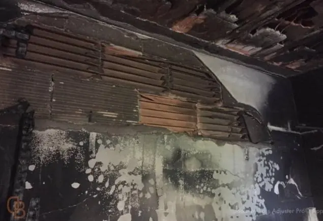 Incendio accidentale: corto circuito carica batterie avvitatore, villa - padova: foto 2