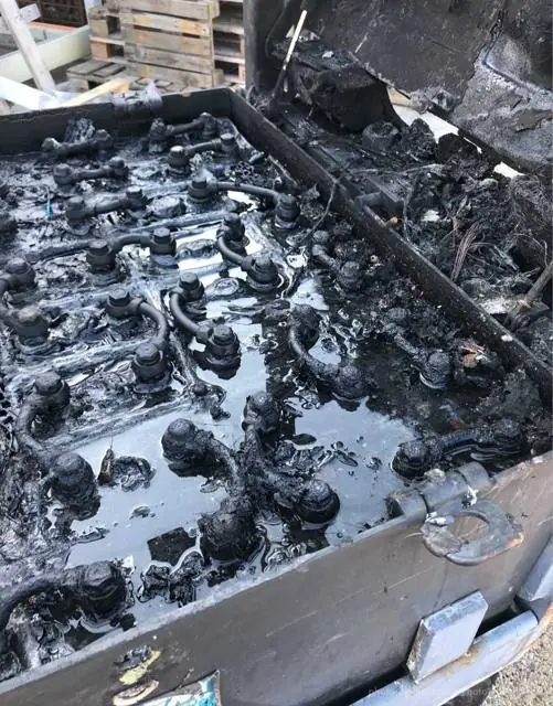 Incendio accidentale: corto circuito pacco batterie carrello elevatore, azienda - vicenza: foto 1
