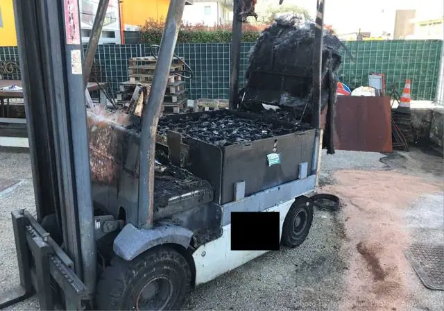 Incendio accidentale: corto circuito pacco batterie carrello elevatore, azienda - vicenza: foto 3
