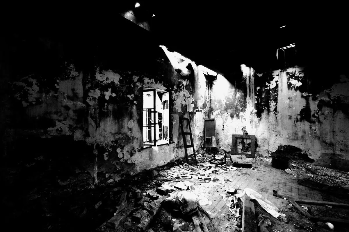Una casa distrutta da un incendio