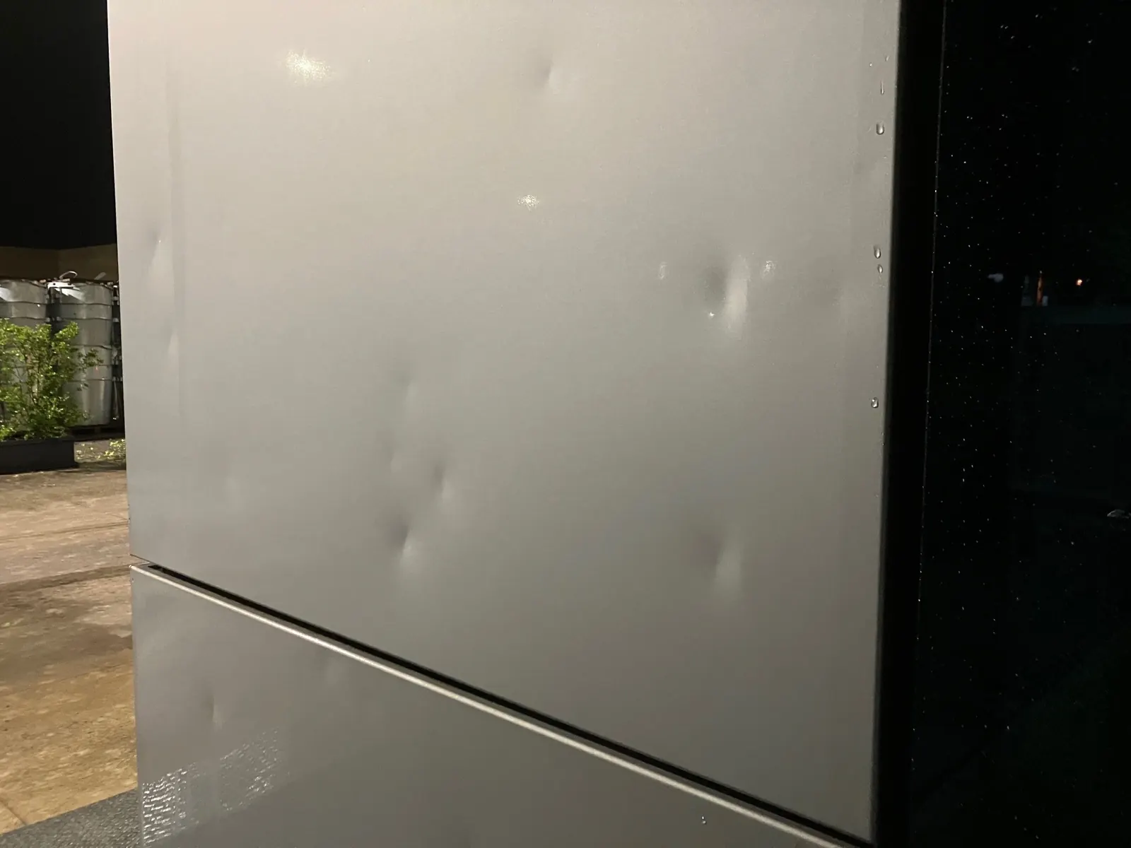 Pannelli metallici di facciata ammaccati dalla grandine