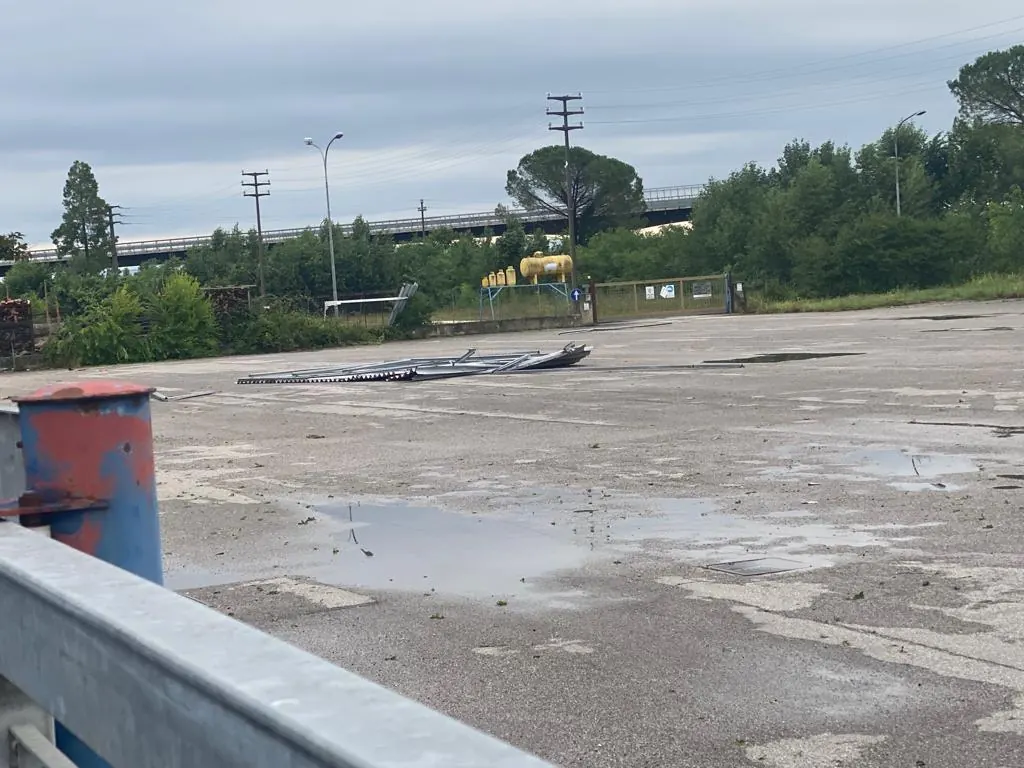 Lastre di copertura finite in un piazzale dopo una tromba d'aria