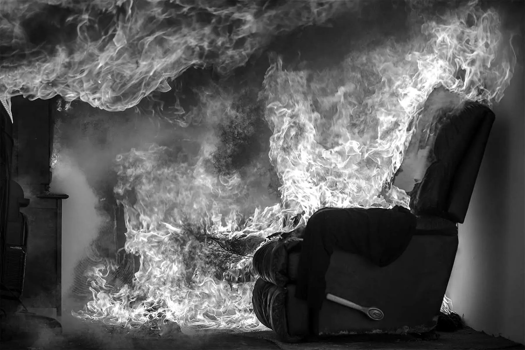 Una poltrona avvolta dalle fiamme in un soggiorno