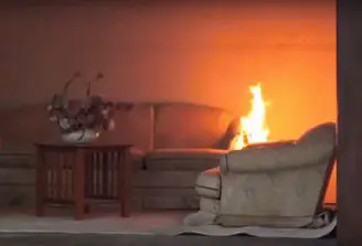 Un divano prende fuoco in un soggiorno: l'incendio è nella fase di crescita