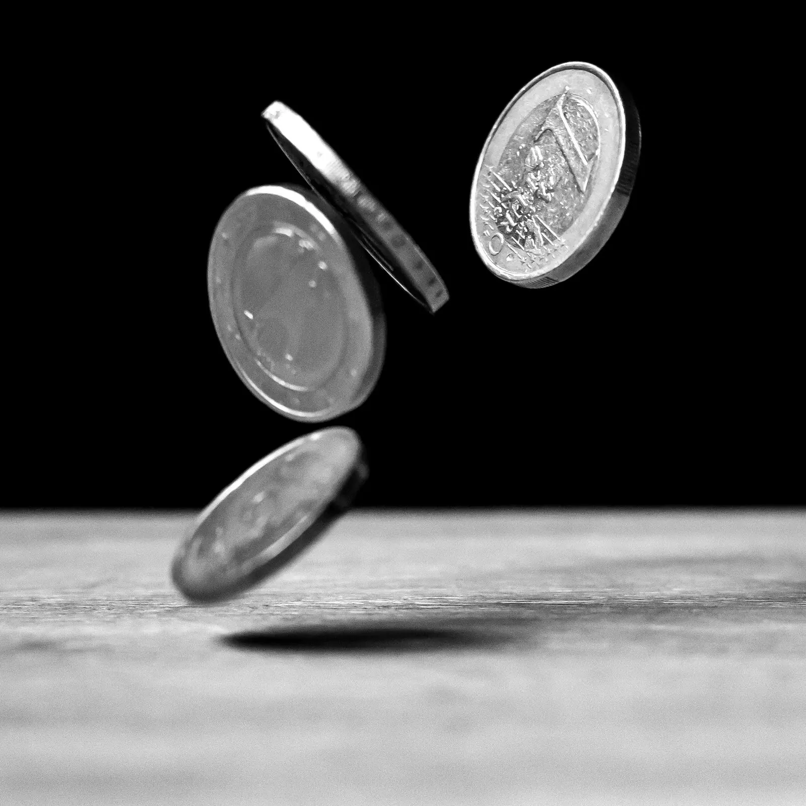 Monete che cadono su un tavolo