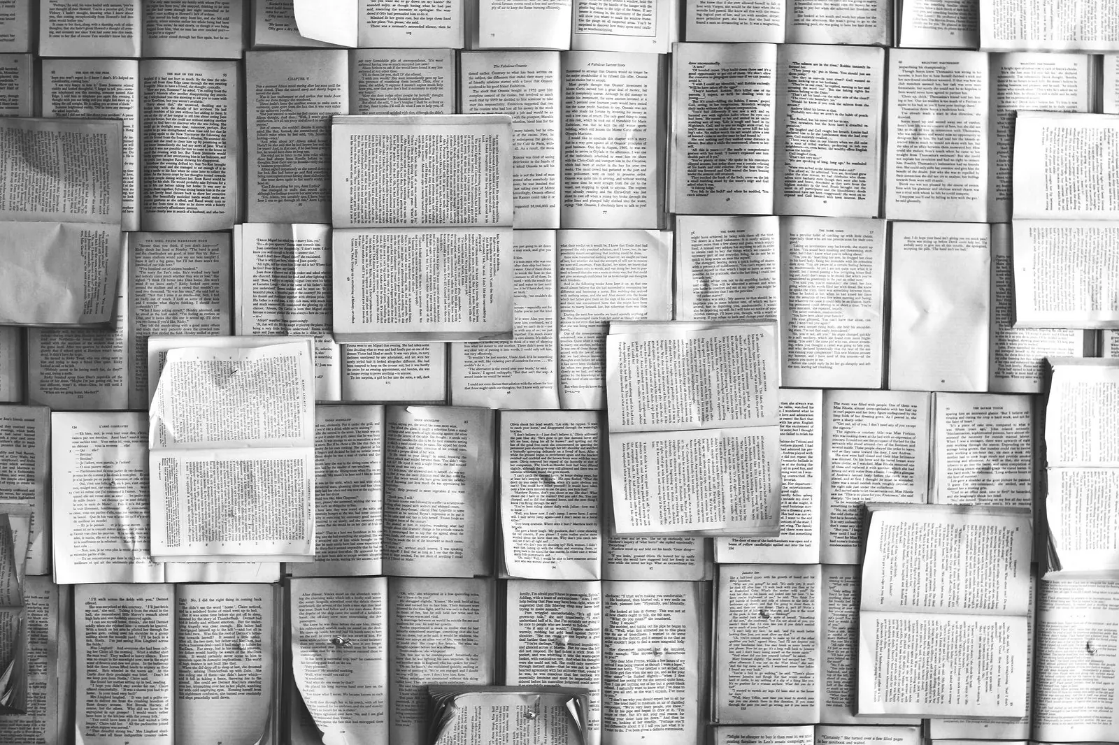 Una parete ricoperta di pagine di libri