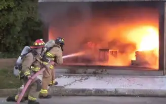 Vigili del fuoco spengono l'incendio di un edificio