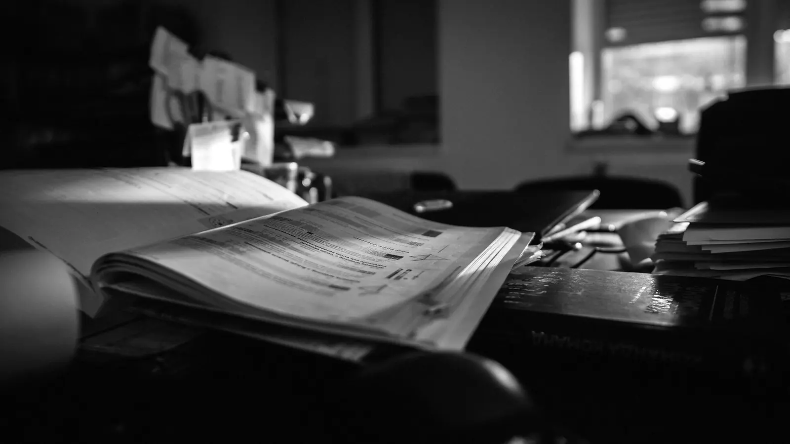 Documenti e fascicoli aperti su una scrivania
