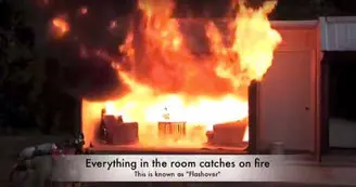 Una stanza completamente avvolta dalle fiamme: il flashover