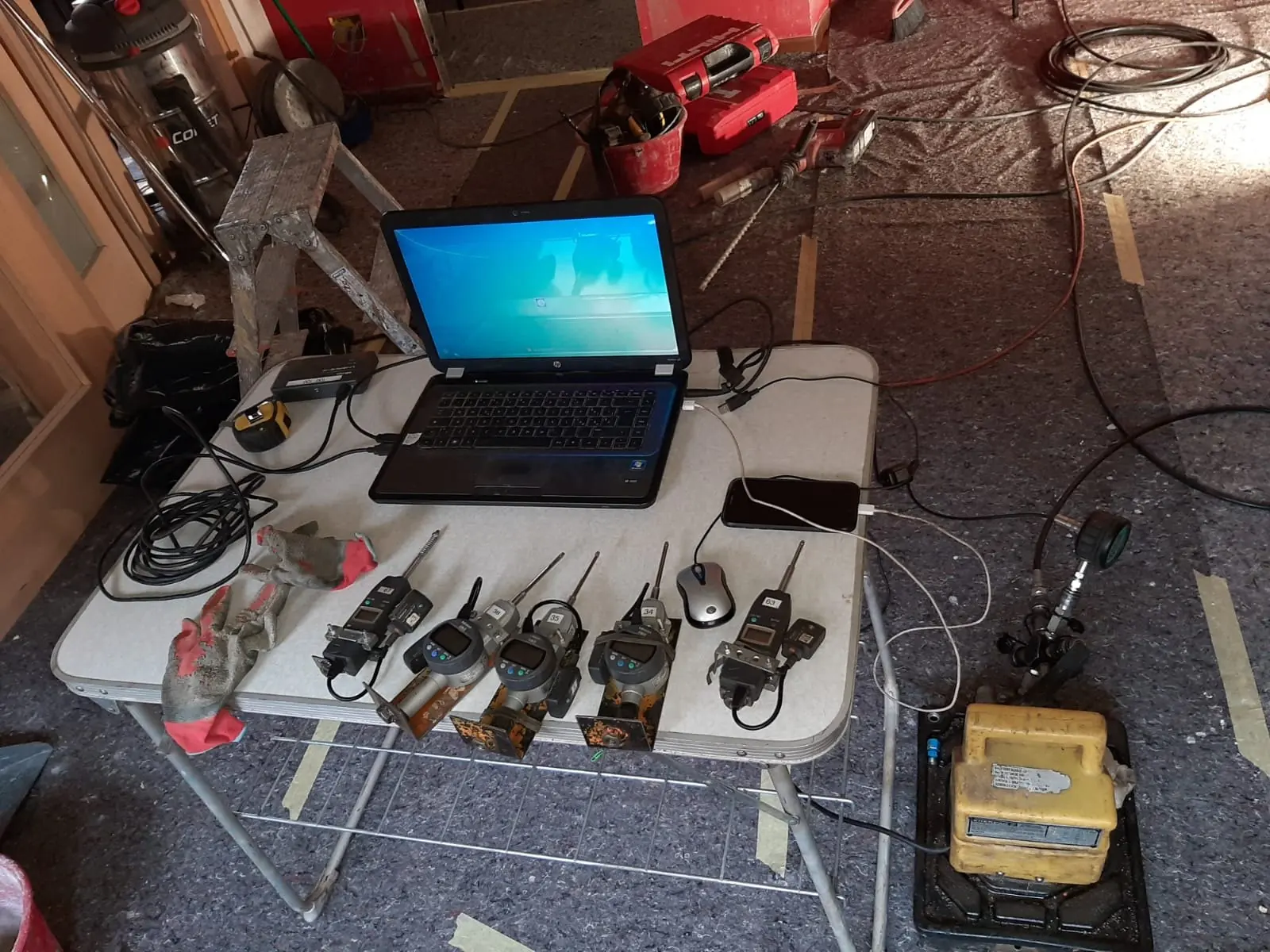 Strumenti di misura collegati a un computer e centralina idraulica durante una prova statica